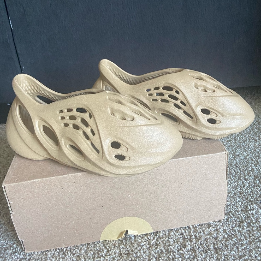 YEEZY FOAM RUNNER - OCHRE (US 5)